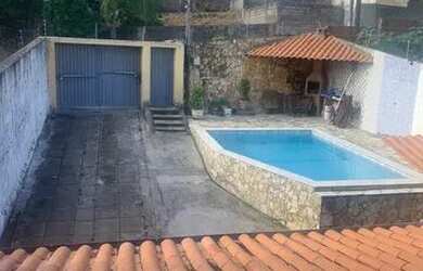 Imagem: A casa possui 4 Dormitórios, 3 Banheiros, 3 Vagas na garagem