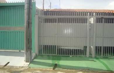 Imagem: A casa possui 1 Dormitório, 1 Banheiro, 1 Vaga na garagem