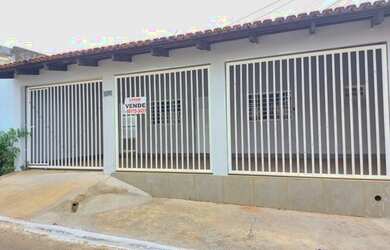 Imagem: A casa possui 3 Dormitórios, 2 Banheiros, 1 Vaga na garagem