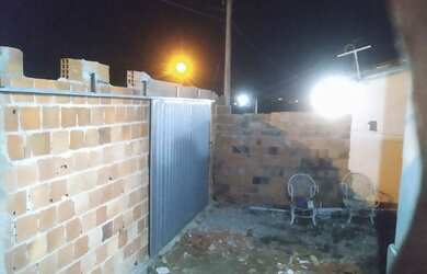 Imagem: A casa possui 2 Dormitórios, 2 Banheiros, 2 Vagas na garagem