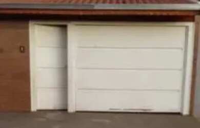 Imagem: A casa possui 2 Dormitórios, 1 Banheiro, 1 Vaga na garagem