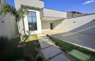 Imagem: A casa possui 3 Dormitórios, 3 Banheiros, 4 Vagas na garagem