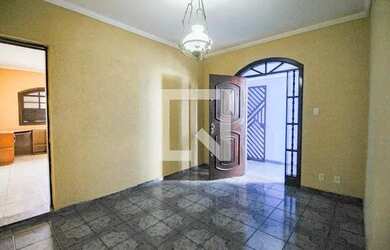 Imagem: A casa possui 3 Dormitórios, 5 Banheiros, 2 Vagas na garagem