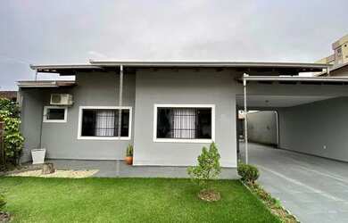 Imagem: A casa possui 3 Dormitórios, 2 Banheiros, 2 Vagas na garagem