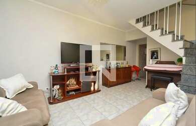 Imagem: A casa possui 5 Dormitórios, 3 Banheiros, 2 Vagas na garagem