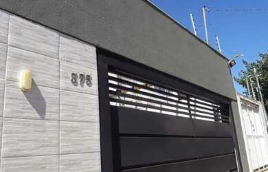 Imagem: A casa possui 2 Dormitórios, 2 Banheiros, 2 Vagas na garagem