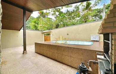 Imagem: A casa em condomínio possui 4 Dormitórios, 2 Banheiros, 2