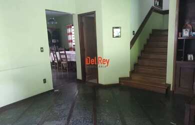 Imagem: A casa possui 4 Dormitórios, 4 Banheiros, 5 Vagas na garagem