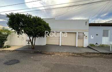 Imagem: A casa possui 3 Dormitórios, 1 Banheiro, 3 Vagas na garagem