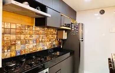 Imagem: O apartamento possui 2 Dormitórios, 1 Banheiro, 1 Vaga na garagem