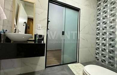 Imagem: A casa possui 3 Dormitórios, 3 Banheiros, 2 Vagas na garagem