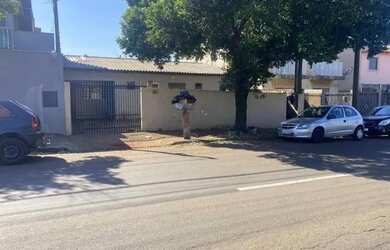 Imagem: A casa possui 5 Dormitórios, 3 Banheiros, 5 Vagas na garagem