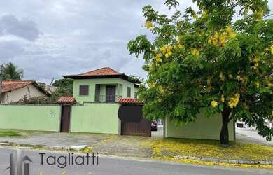 Imagem: A casa possui 4 Dormitórios, 5 Banheiros, 5 Vagas na garagem