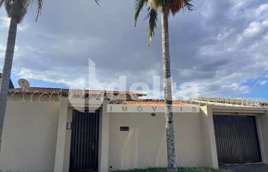 Imagem: A casa possui 3 Dormitórios, 3 Banheiros, 3 Vagas na garagem