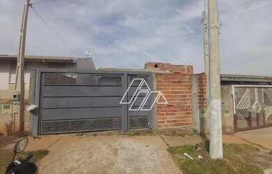 Imagem: A casa possui 2 Dormitórios, 1 Banheiro, 2 Vagas na garagem