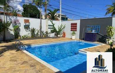 Imagem: A casa possui 2 Dormitórios, 2 Banheiros, 2 Vagas na garagem