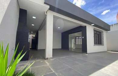 Imagem: A casa possui 3 Dormitórios, 2 Banheiros, 2 Vagas na garagem