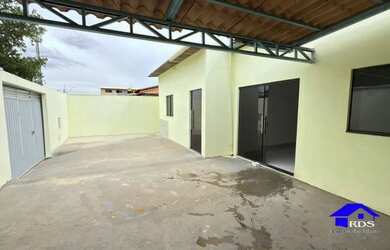 Imagem: A casa em condomínio possui 4 Dormitórios, 2 Banheiros, 5