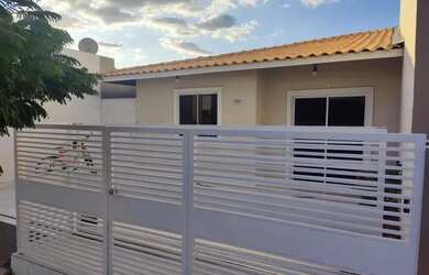 Imagem: A casa possui 3 Dormitórios, 1 Banheiro, 2 Vagas na garagem