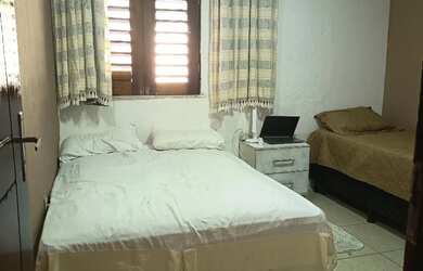 Imagem: A casa possui 3 Dormitórios, Acomodam 15 pessoas, 4 Vagas na