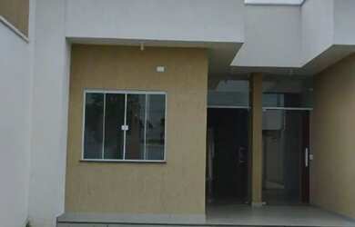 Imagem: A casa possui 2 Dormitórios, 1 Banheiro, 2 Vagas na garagem