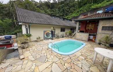 Imagem: A casa possui 3 Dormitórios, 2 Banheiros, 3 Vagas na garagem