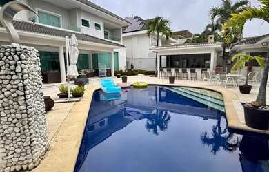 Imagem: A casa em condomínio possui 5 Dormitórios, 5 Banheiros, 4