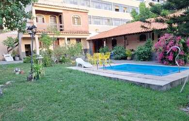 Imagem: A casa possui 5 Dormitórios, Acomodam 12 pessoas e 3 Vagas