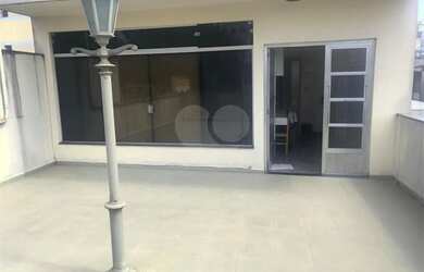 Imagem: O depósito possui 5 Vagas na garagem, 860m² de Área e está