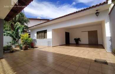 Imagem: A casa possui 4 Dormitórios, 3 Banheiros, 4 Vagas na garagem