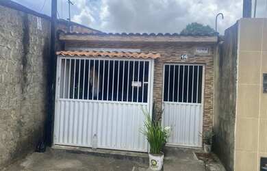 Imagem: A casa possui 3 Dormitórios, 1 Banheiro, 2 Vagas na garagem