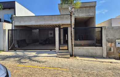 Imagem: A casa em condomínio possui 4 Dormitórios, 5 Banheiros, 2