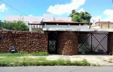 Imagem: A casa possui 3 Dormitórios, 1 Banheiro, 2 Vagas na garagem