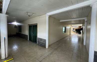 Imagem: A casa possui 3 Dormitórios, 3 Banheiros, 4 Vagas na garagem