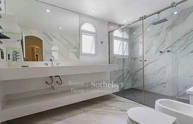 Imagem 15: Apartamento com varanda ampla em edifício de uma unidade por andar