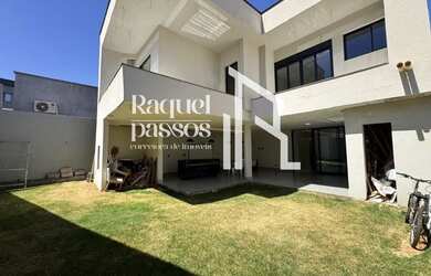 Imagem: A casa em condomínio possui 5 Dormitórios, 5 Banheiros e 2