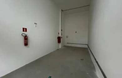 Imagem: O depósito possui 1 Vaga na garagem e 30m² de Área e está