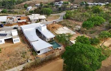 Imagem 11: Casa de condomínio para venda possui 381 metros quadrados com 4 quartos