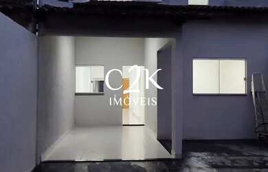 Imagem: A casa possui 3 Dormitórios, 2 Banheiros, 2 Vagas na garagem