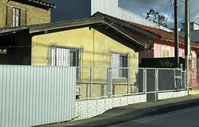 Imagem: A casa possui 3 Dormitórios, 2 Banheiros, 1 Vaga na garagem