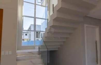 Imagem: A casa possui 3 Dormitórios, 3 Banheiros, 4 Vagas na garagem