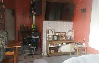 Imagem: A casa possui 3 Dormitórios, 1 Banheiro e 2 Vagas na garagem