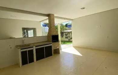 Imagem: A casa possui 3 Dormitórios, 2 Banheiros, 2 Vagas na garagem