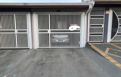 Imagem: A casa possui 2 Dormitórios, 2 Banheiros, 1 Vaga na garagem