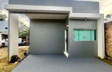 Imagem: A casa possui 3 Dormitórios, 2 Banheiros, 2 Vagas na garagem