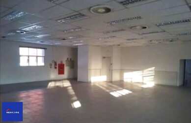 Imagem: O depósito possui 5 Vagas na garagem e 1736m² de Área e está