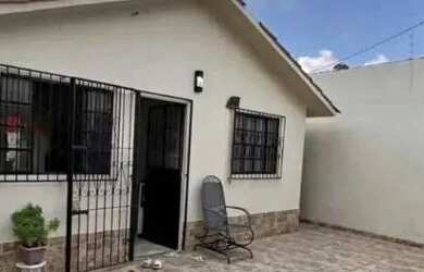 Imagem: A casa possui 2 Dormitórios e 1 Banheiro e está localizado