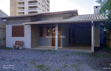 Imagem: A casa possui 2 Dormitórios, 2 Banheiros, 2 Vagas na garagem