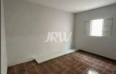 Imagem: A casa possui 2 Dormitórios, 1 Banheiro, 2 Vagas na garagem