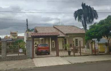 Imagem: A casa possui 3 Dormitórios, 2 Banheiros, 4 Vagas na garagem